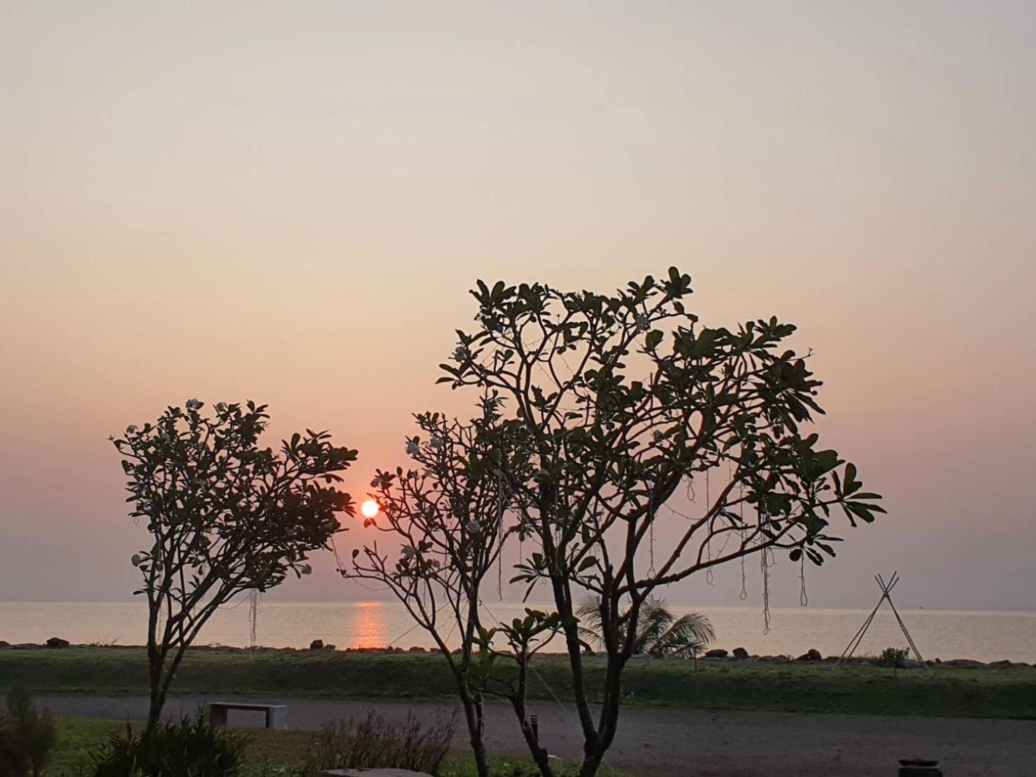 The Beach Resort & Residence - Sha Plus Pathiu Bagian luar foto