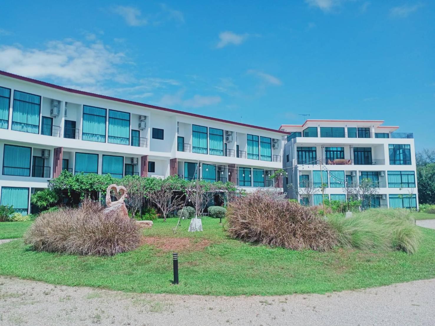 The Beach Resort & Residence - Sha Plus Pathiu Bagian luar foto